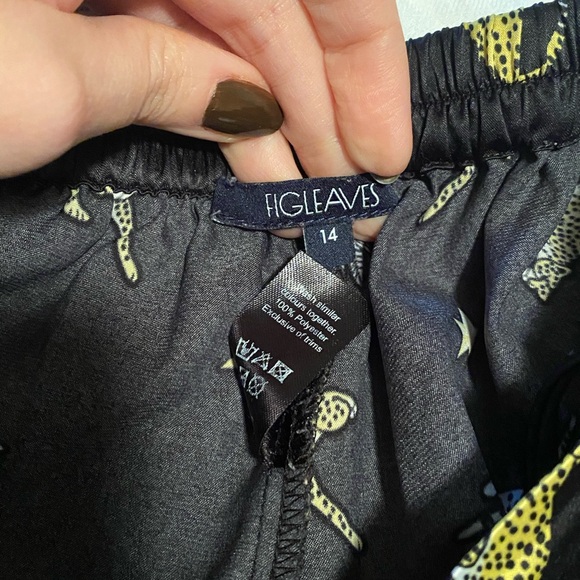 Black satiny pajamas 🐆🌴⭐️ - Picture 10 of 11